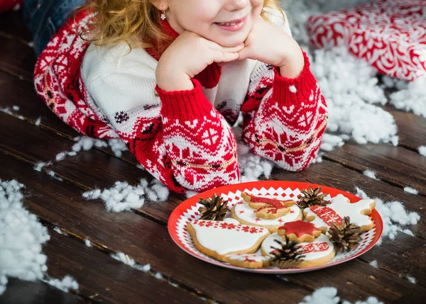 Маленька дівчинка з різдвяним печивом — стокове фото