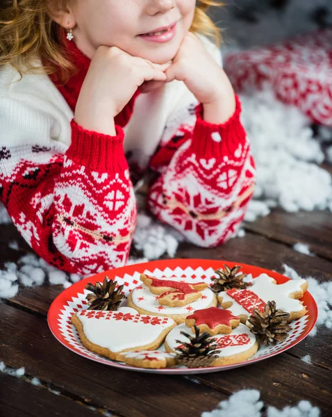 Liten flicka med julkakor — Stockfoto