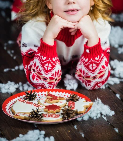 Liten flicka med julkakor — Stockfoto