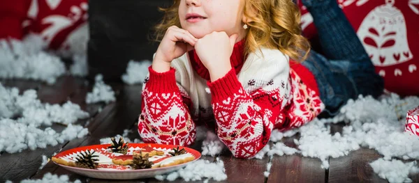 かわいい女の子のクリスマスのクッキーで — ストック写真