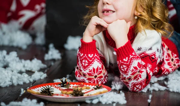 Liten flicka med julkakor — Stockfoto