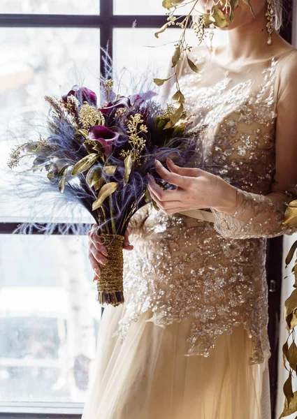 Linda noiva com flores — Fotografia de Stock