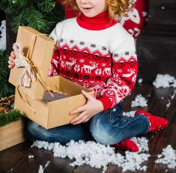 Trevlig tjej med julklappar — Stockfoto