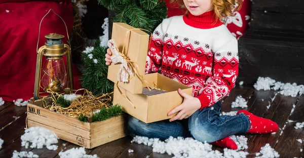 Menina agradável com presentes de Natal — Fotografia de Stock