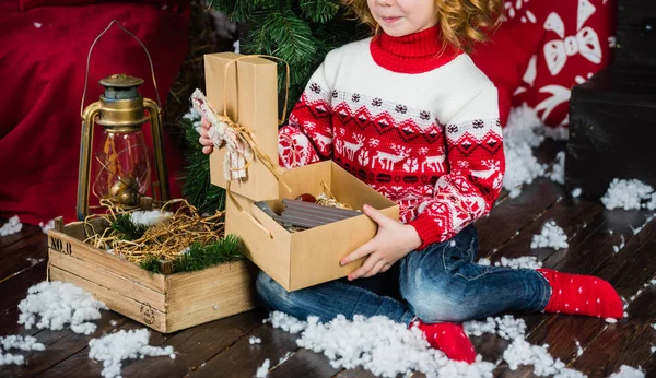Menina agradável com presentes de Natal — Fotografia de Stock