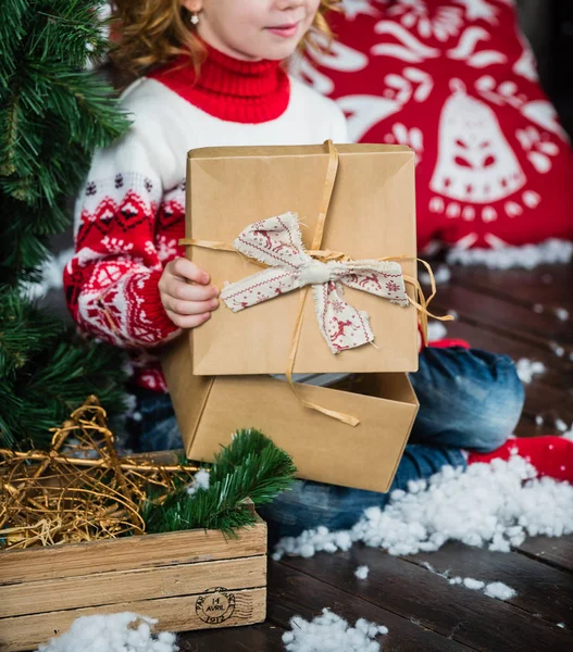 Trevlig tjej med julklappar — Stockfoto