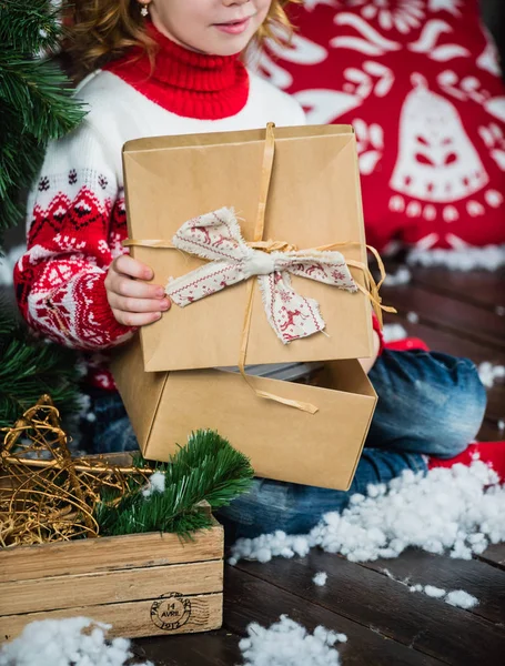 Trevlig tjej med julklappar — Stockfoto