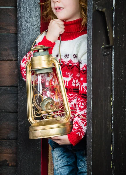 女孩抱着老式灯笼 — 图库照片