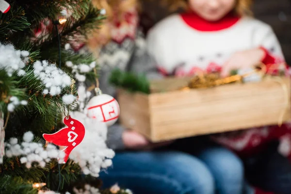 母と娘付近のクリスマス ツリー — ストック写真