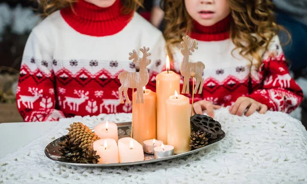 Lycklig familj på juletid — Stockfoto