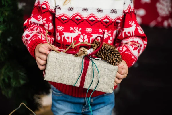 Menina com presente de Natal — Fotografia de Stock