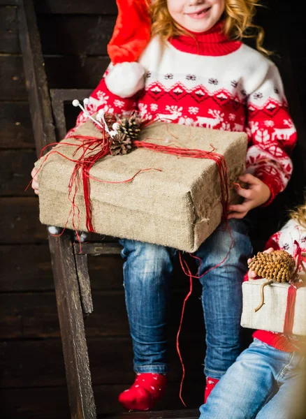 Leuk meisje met kerstcadeau — Stockfoto