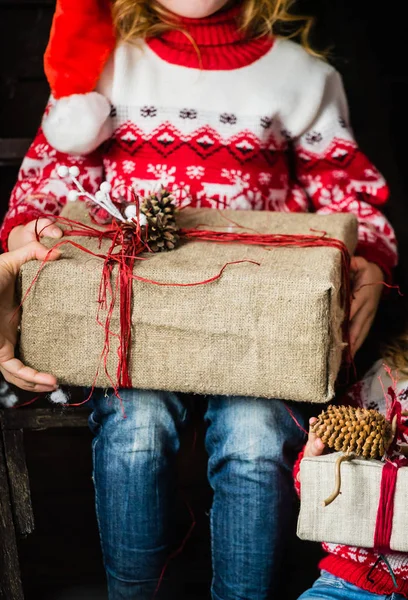 Fille avec cadeau de Noël — Photo