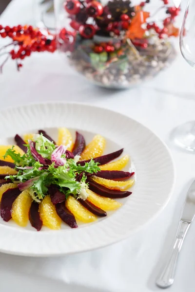 Renkli pancar ve portakal salatası — Stok fotoğraf