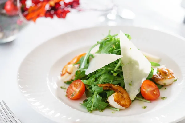 Salade savoureuse aux crevettes — Photo