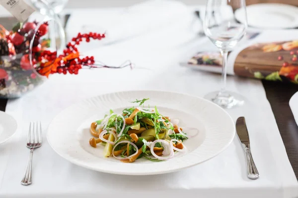 Ensalada saludable con champiñones — Foto de Stock