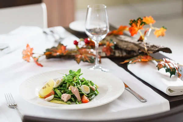 Salat mit Thunfisch und Rucola — Stockfoto