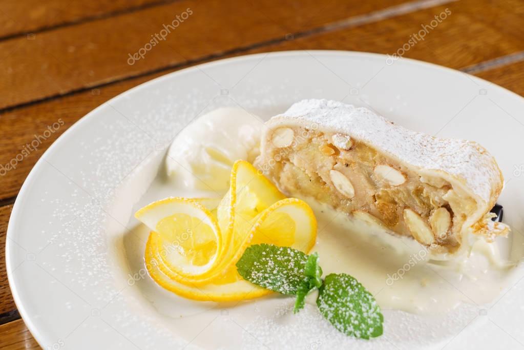 яблочный штрудель с мороженым, Артикул: 132528662 depositphotos_132528662-stock-photo-apple-strudel-with-ice-cream.jpg