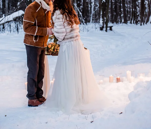 Hochzeitspaar aus Holz — Stockfoto