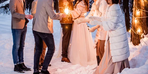 Зимняя свадьба из дерева — стоковое фото