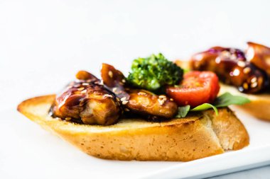 kanepeler tavuk ve sebze ile 