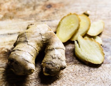 Taze dilimlenmiş zencefil