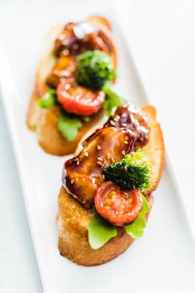 Canapes with chicken and vegetables — Stock Photo, Image