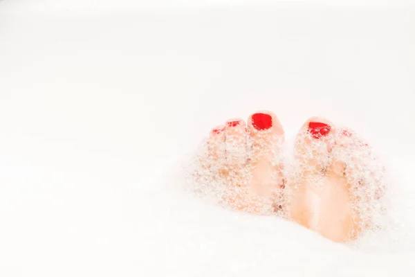 Nogi z czerwone paznokcie — Zdjęcie stockowe