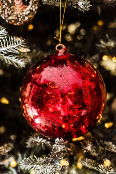 Árbol de navidad con bola — Foto de Stock