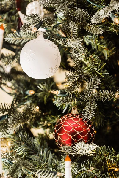 Weihnachtsbaum mit Kugeln — Stockfoto