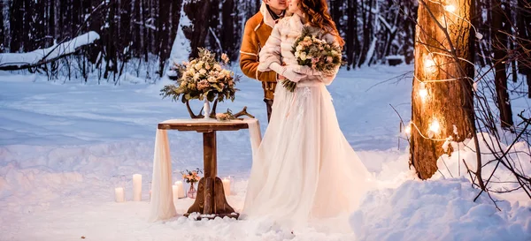 Wedding couple in  wood — Stock Photo, Image