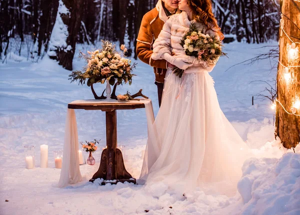 Casal de casamento em madeira — Fotografia de Stock