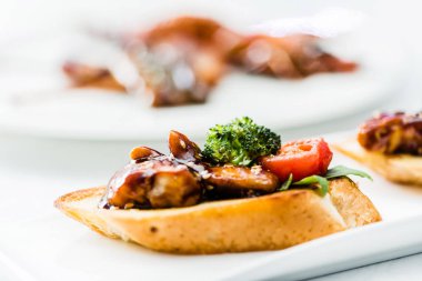 kızarmış tavuk ile kanepe