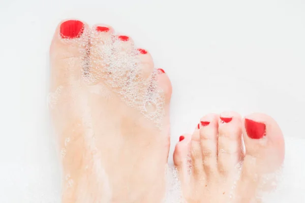 Pieds avec ongles rouges — Photo