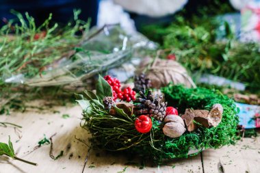  geleneksel Noel kapı çelengi