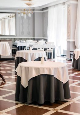 Modern restoranın içinde.