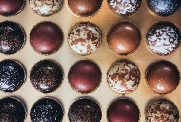 Конфеты с шоколадными трюфелями — стоковое фото