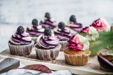 Krema ile Berry cupcakes