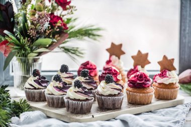 Krema ile Berry cupcakes