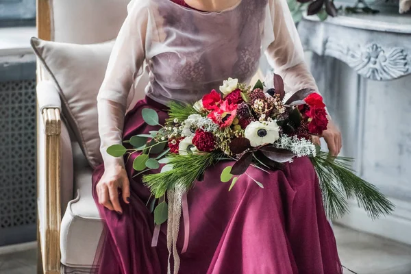 Mujer con flores de boda —  Fotos de Stock
