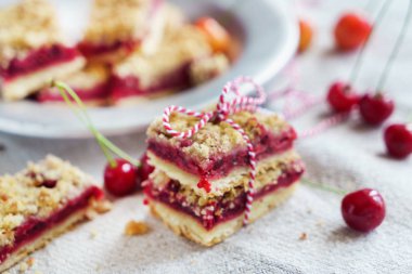 dilimlenmiş kiraz kek