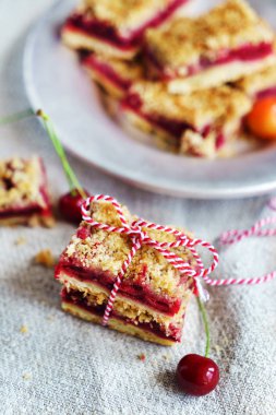 dilimlenmiş kiraz kek