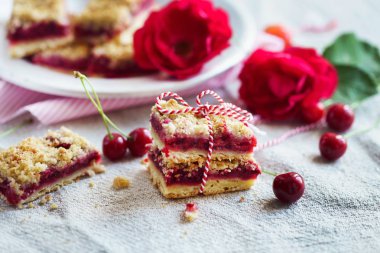 dilimlenmiş kiraz kek
