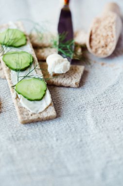 krem peynirli gevrek ekmek