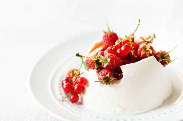 Вкусный десерт с ягодами — стоковое фото