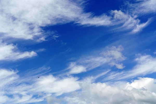 Nuvens agradáveis no céu — Fotografia de Stock