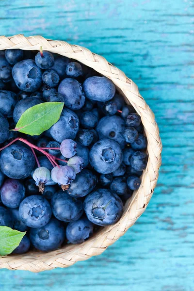 Blueberries in wicker bowl — Stock Photo, Image