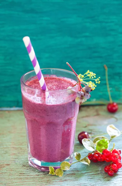 Organic smoothie with flowers — Stock Photo, Image