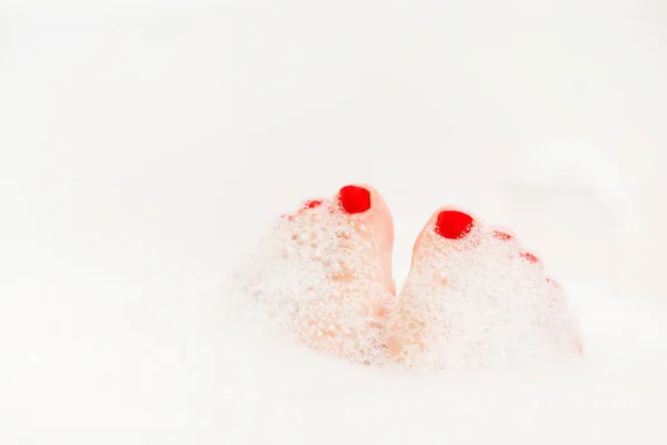 Ноги з червоними цвяхами — стокове фото