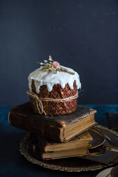 Osterkuchen mit Büchern — Stockfoto